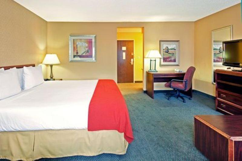 Holiday Inn Express Hotel Fort Campbell-Oak Grove, An Ihg Hotel Room photo